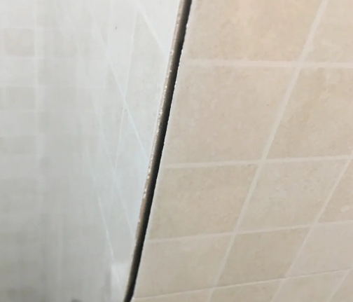 和田瓷砖空鼓维修公司分享阳台瓷砖脱落的修复过程可以分为以下几个步骤