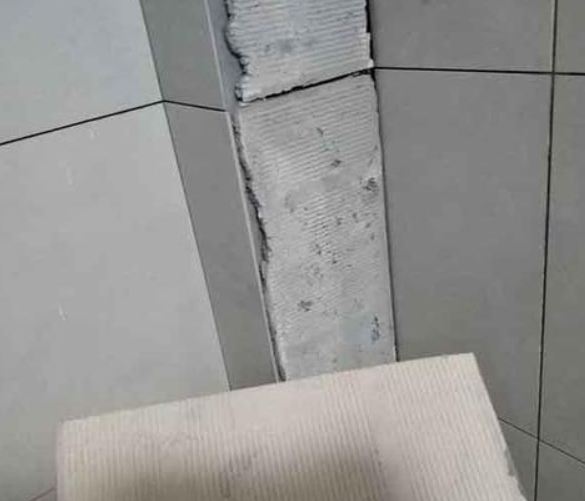 和田瓷砖空鼓维修公司分享下厨房瓷砖脱落的补救措施。